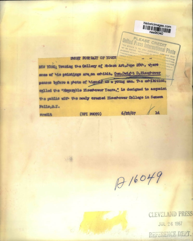 1967 Press Photo Gen.Dwight Eisenhower posed with his photo as Young man