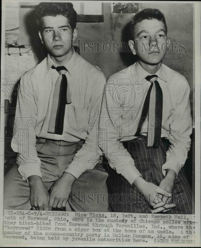 Load image into Gallery viewer, 1961 Press Photo Dion Hicks And Kenneth Hull In The Custody Of Chicago Police
