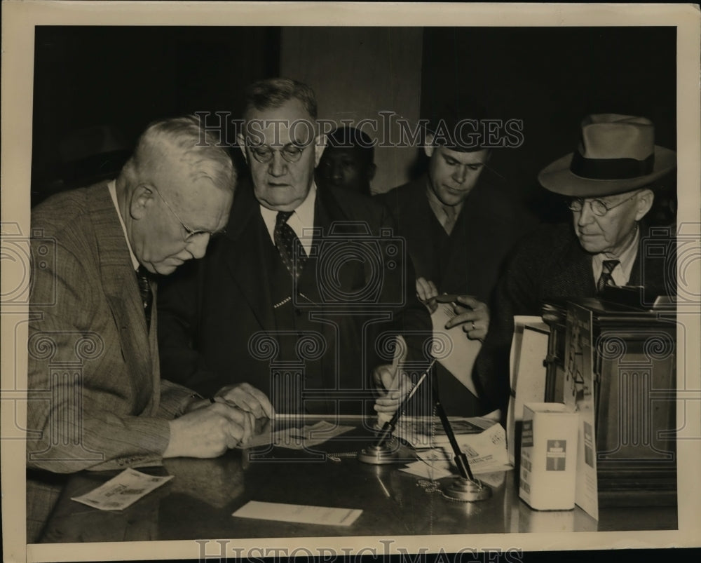 1947 Press Photo Harry Kennedy Signs His Name At The Paycheck - nee96482