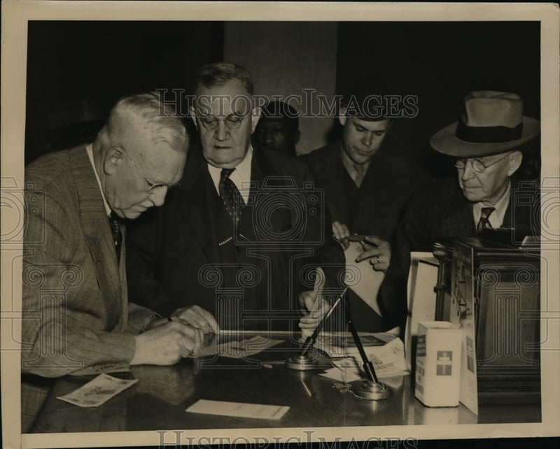 Load image into Gallery viewer, 1947 Press Photo Harry Kennedy Signs His Name At The Paycheck - nee96482
