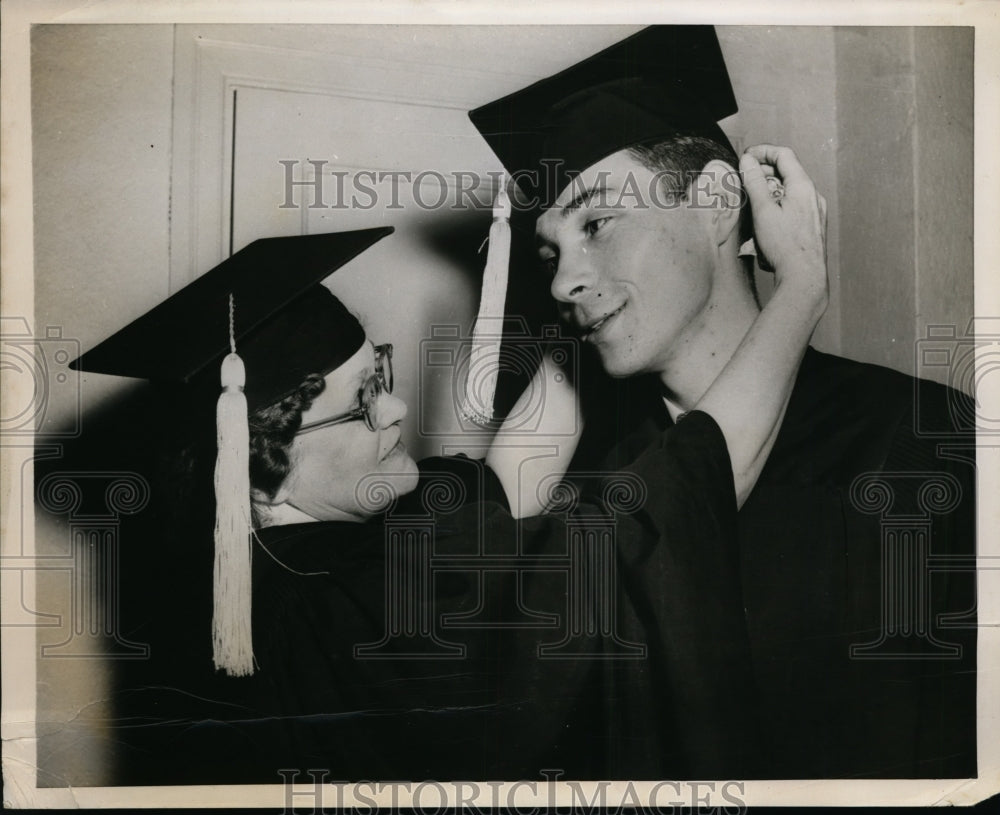 1953 Press Photo Elsie Spackey Broka Adjusting The Mortar Board Of Richard Broka- Historic Images