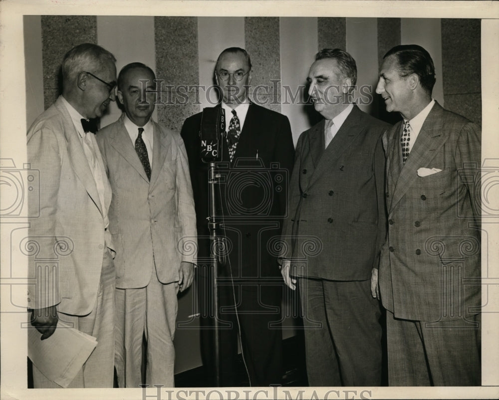 1943 Press Photo War Advertising Council endorsing goal of a War Message