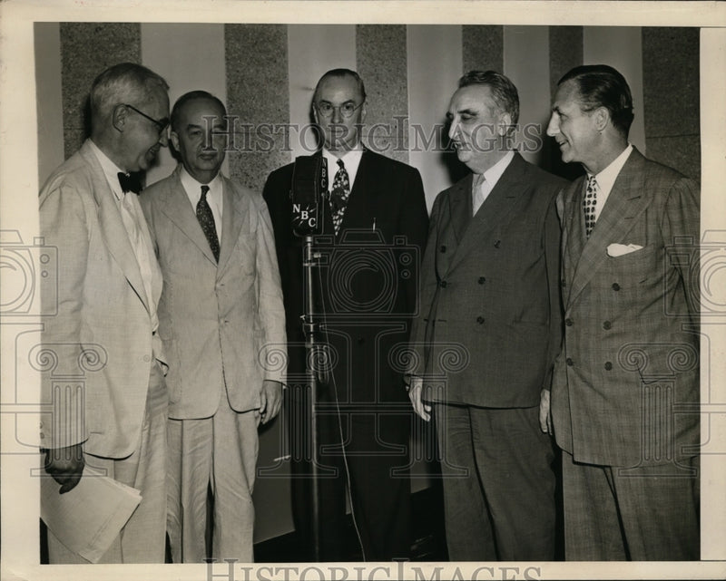 Load image into Gallery viewer, 1943 Press Photo War Advertising Council endorsing goal of a War Message
