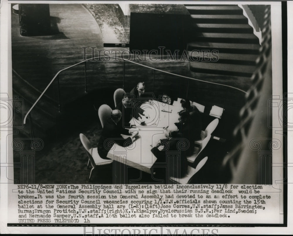 1955 Press Photo U.N Official shown counting the 15th ballot at General Assembly