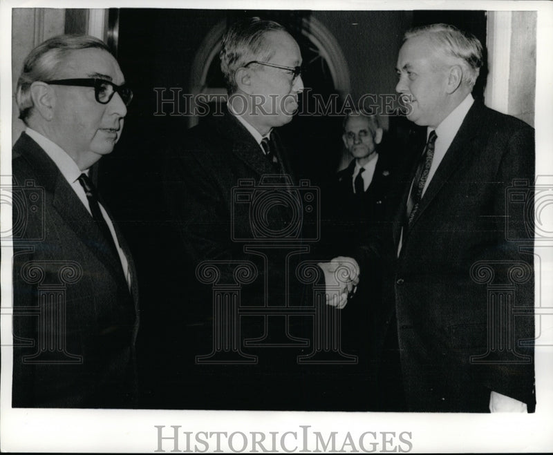 Load image into Gallery viewer, 1968 Press Photo British Prime Minister Harold Wilson Greets U Thant - nee96708
