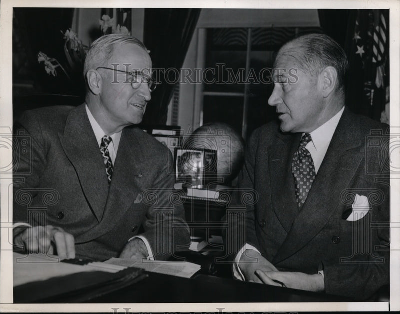 Load image into Gallery viewer, 1947 Press Photo Pres.Harry Truman and Amb.Lewis E. Douglas to Great Britain
