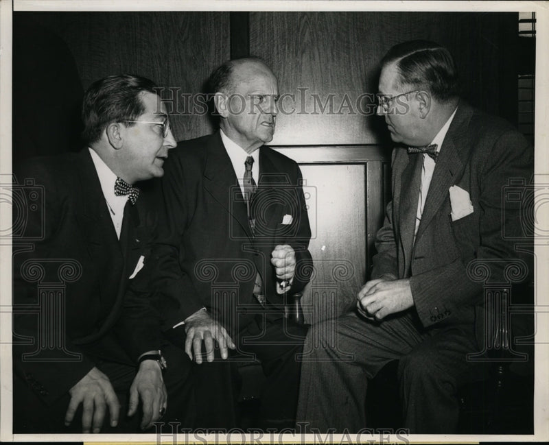 Load image into Gallery viewer, 1953 Press Photo Kalma Tanko and Titus Haffa Co. confers with Walter Carron
