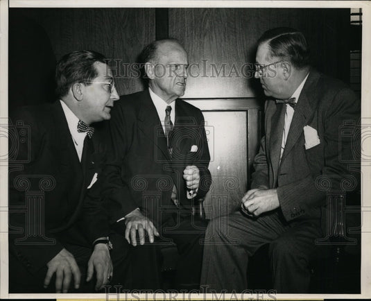 1953 Press Photo Kalma Tanko and Titus Haffa Co. confers with Walter Carron