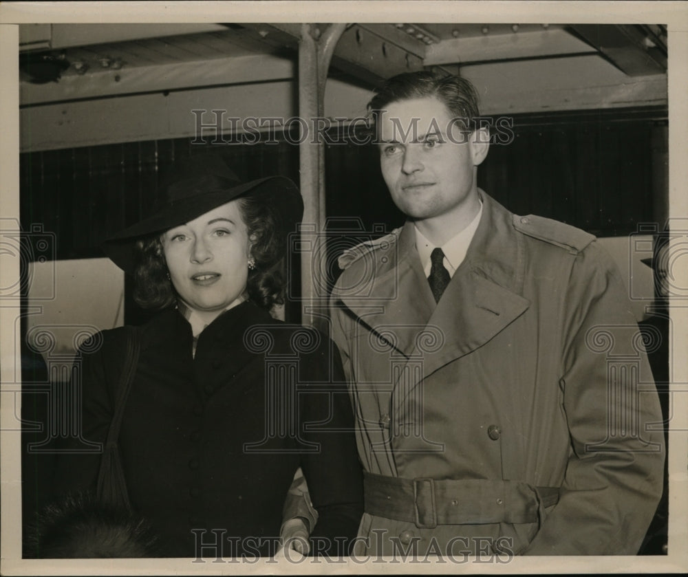 1941 Press Photo Arthur Krida Jr.and bids farewell to wife for African Service