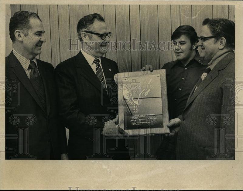 Load image into Gallery viewer, 1971 Press Photo Alcoas' Cleveland Works awarded a plaque to E..Earl Lowe
