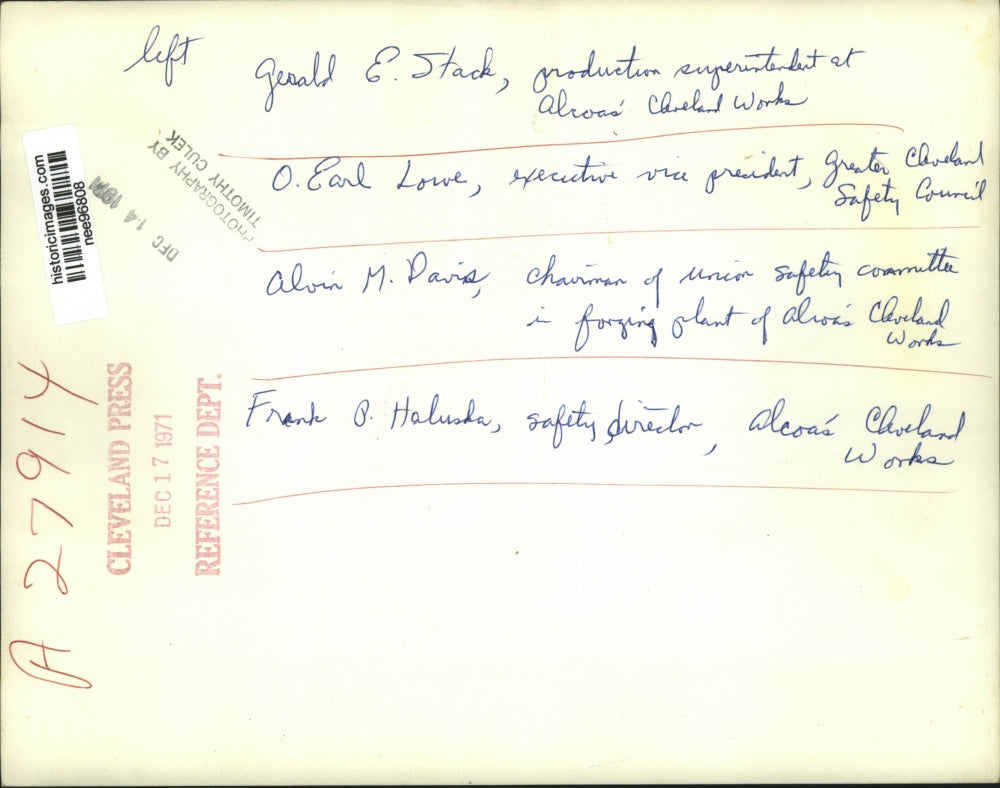 1971 Press Photo Alcoas' Cleveland Works awarded a plaque to E..Earl Lowe