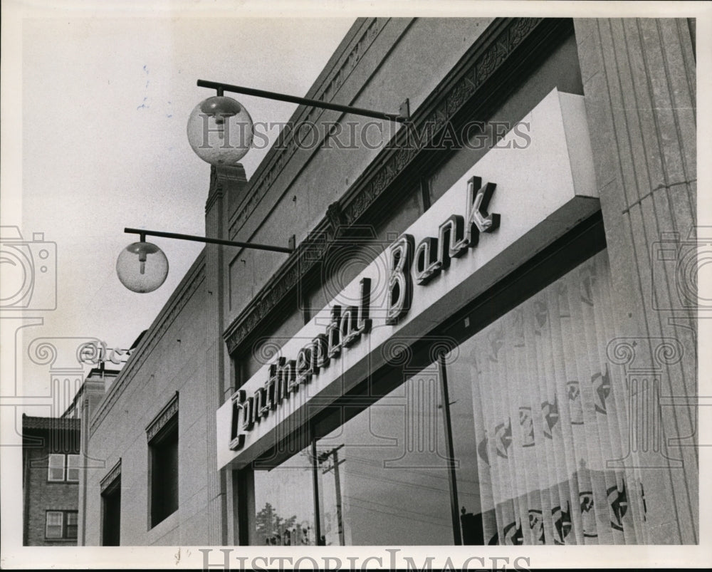 1967 Press Photo Globe Lights to be Installed at Cedar And Fairmount Apartment