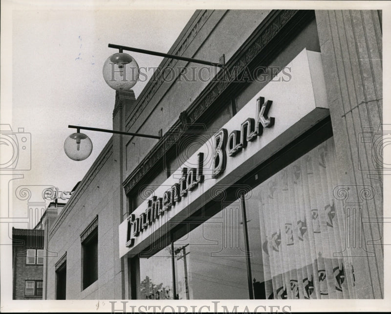 Load image into Gallery viewer, 1967 Press Photo Globe Lights to be Installed at Cedar And Fairmount Apartment
