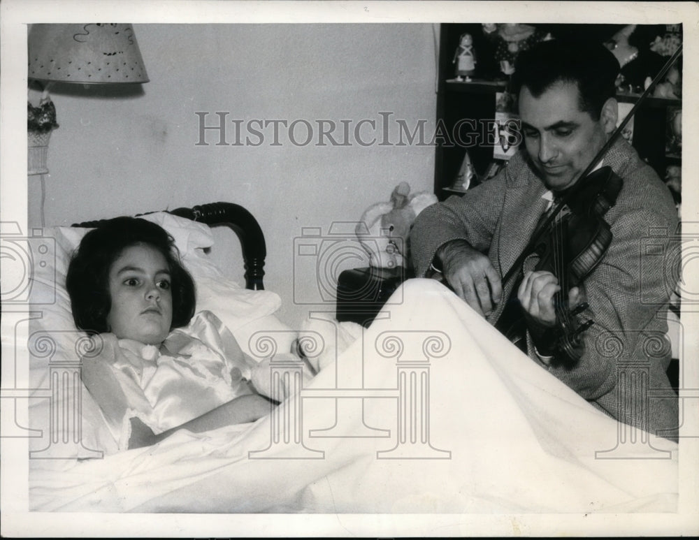 1943 Press Photo Dorleen Dawn Peabody Listens To Her Violin Teacher Robert Kranz