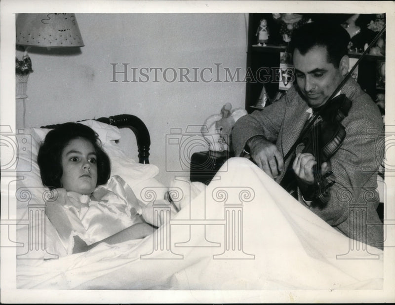 Load image into Gallery viewer, 1943 Press Photo Dorleen Dawn Peabody Listens To Her Violin Teacher Robert Kranz
