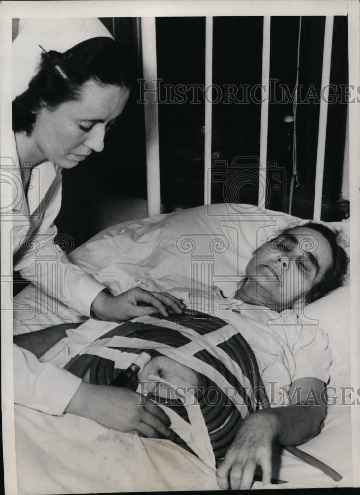 Load image into Gallery viewer, 1939 Press Photo Stella Coppedge applying Rubber Coils used in Freezing Therapy
