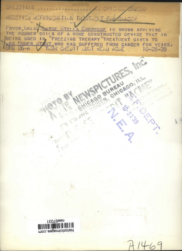 1939 Press Photo Stella Coppedge applying Rubber Coils used in Freezing Therapy