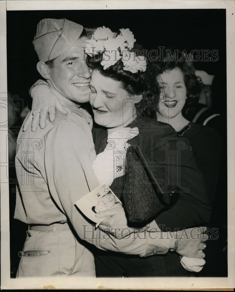 1944 Press Photo Mrs.Athena Passiales reunited with son Pvt.Christus Stathatos