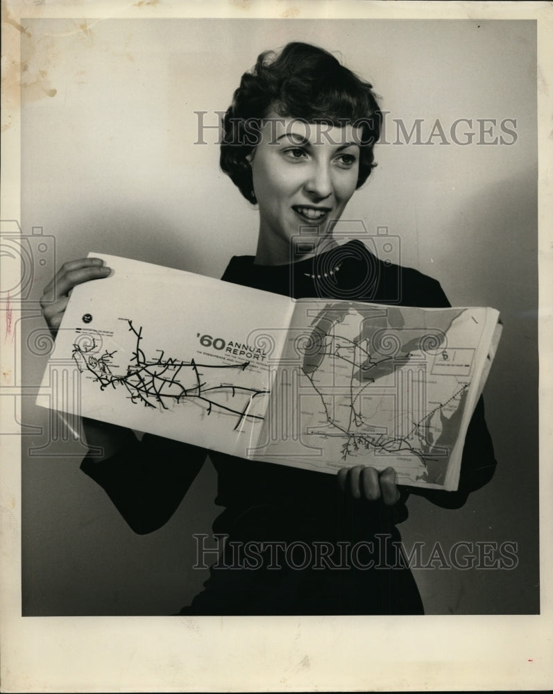 Load image into Gallery viewer, 1961 Press Photo Barbara Kralic shows a copy of C&amp;O's 1960 Annual Report
