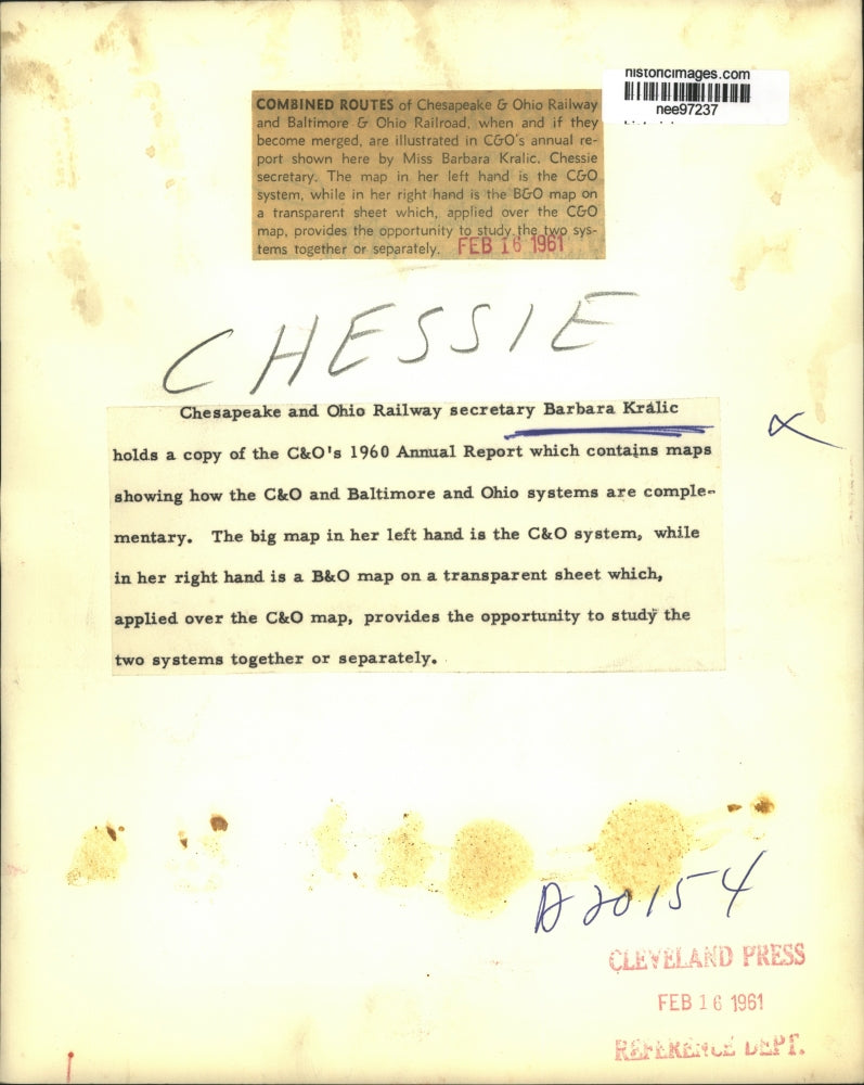 1961 Press Photo Barbara Kralic shows a copy of C&O's 1960 Annual Report