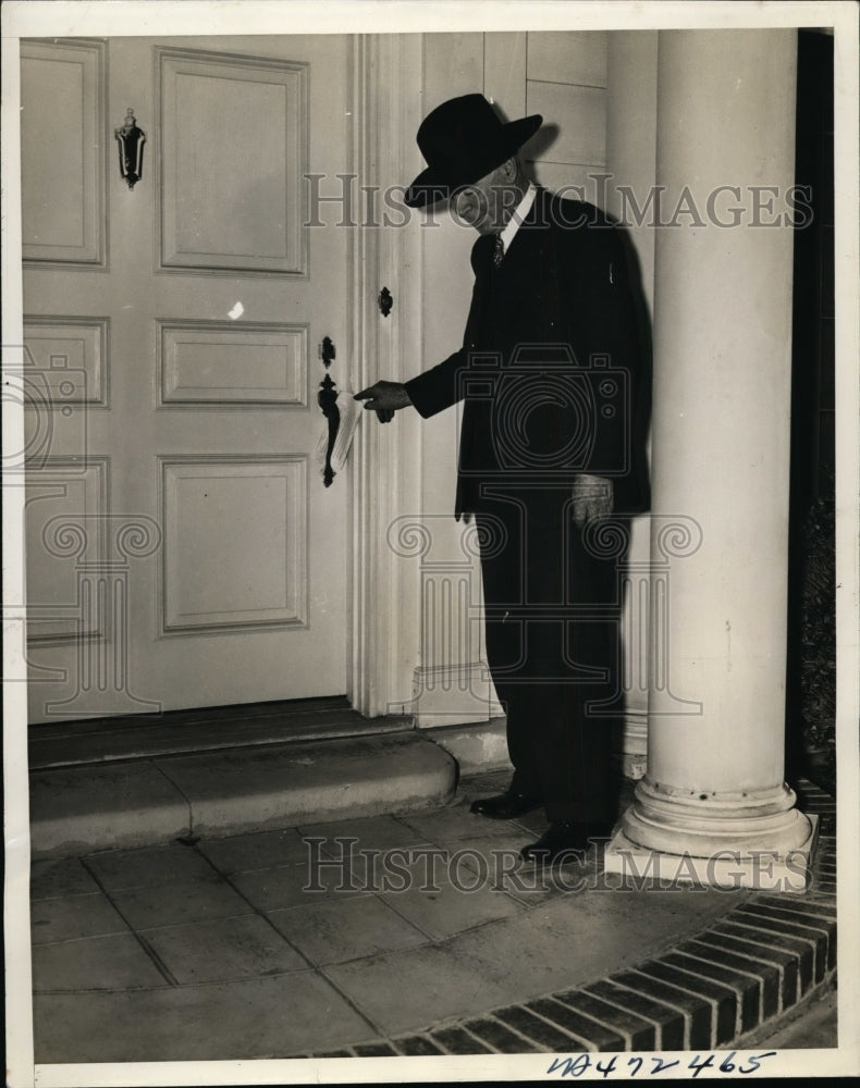 Load image into Gallery viewer, 1938 Press Photo U.S Marshall Robert Clark leaving eviction paper at front door
