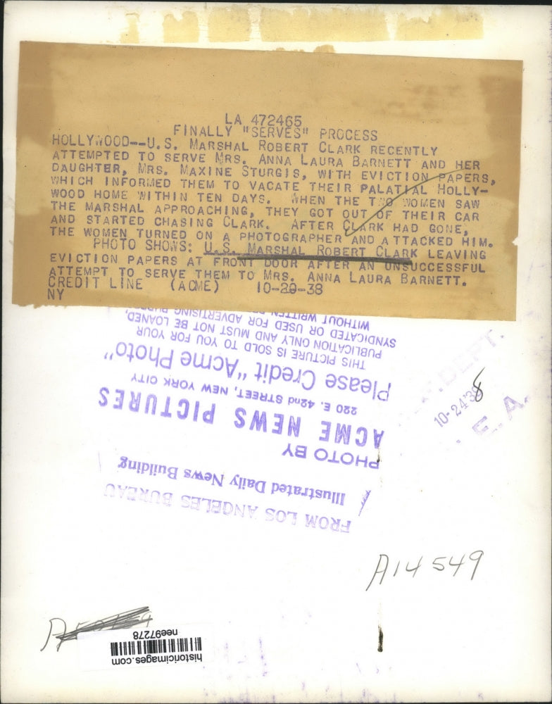 1938 Press Photo U.S Marshall Robert Clark leaving eviction paper at front door