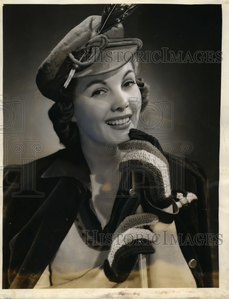 1943 Press Photo A gay 1005 wool hand crocheted glove from land of Mexico