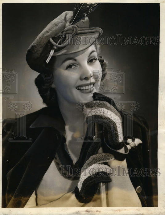 1943 Press Photo A gay 1005 wool hand crocheted glove from land of Mexico