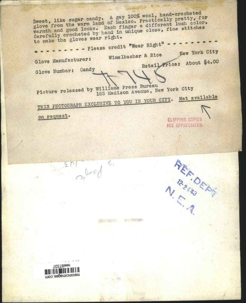 1943 Press Photo A gay 1005 wool hand crocheted glove from land of Mexico