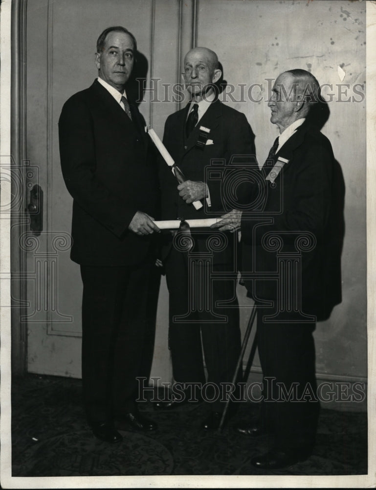 Load image into Gallery viewer, 1931 Press Photo E.A.ONeal of American farm Bureau gives Service Awards
