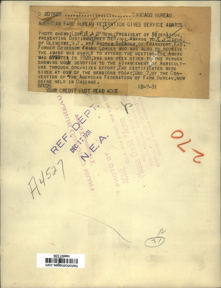 1931 Press Photo E.A.ONeal of American farm Bureau gives Service Awards