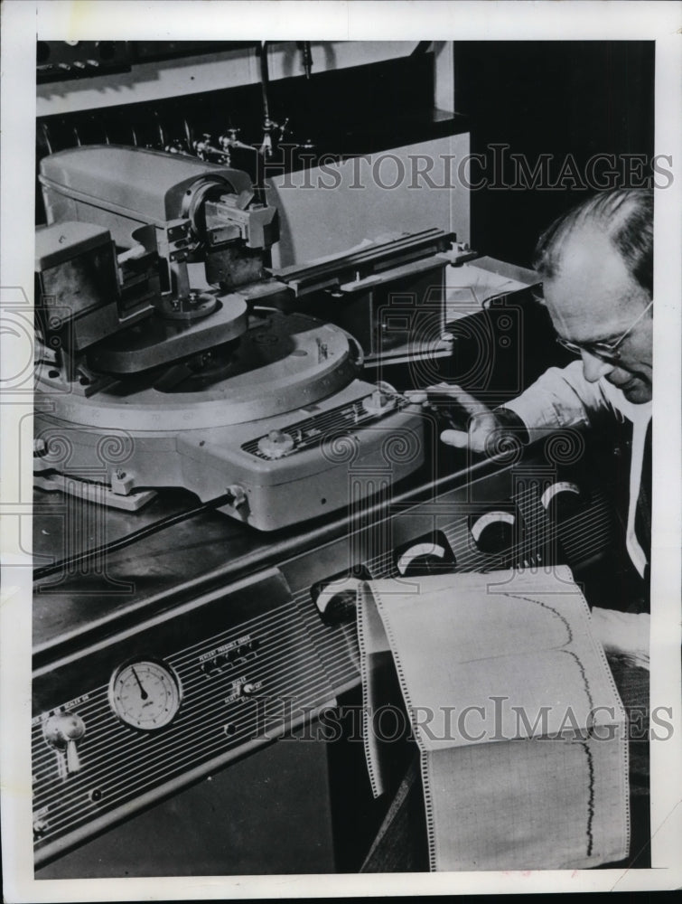 Load image into Gallery viewer, 1949 Press Photo Dr.David Harker of General Electric Research Laboratory
