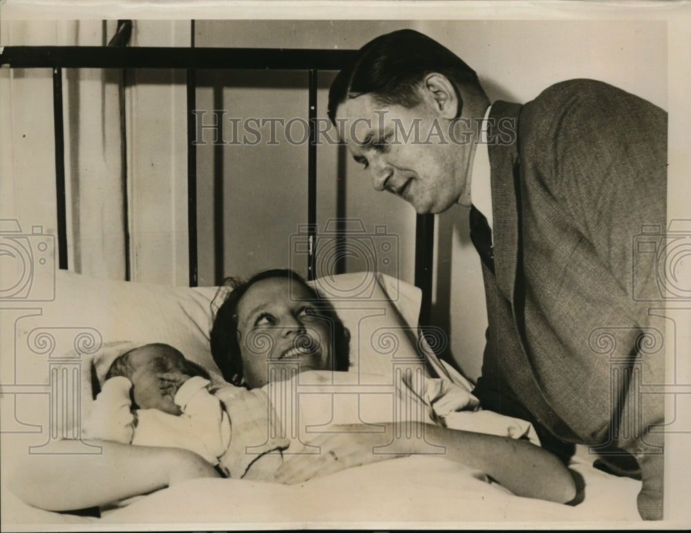 1939 Press Photo William Jones find all road to the hospital blocked floods