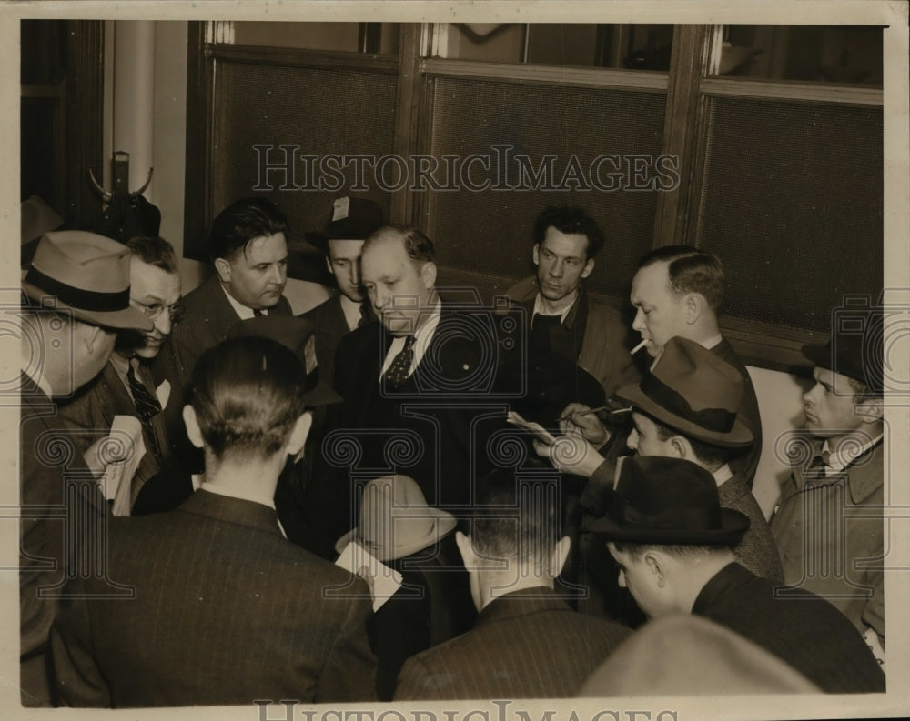 1941 Press Photo John V.Riff of Steel Workers Organizing Committee with reposter