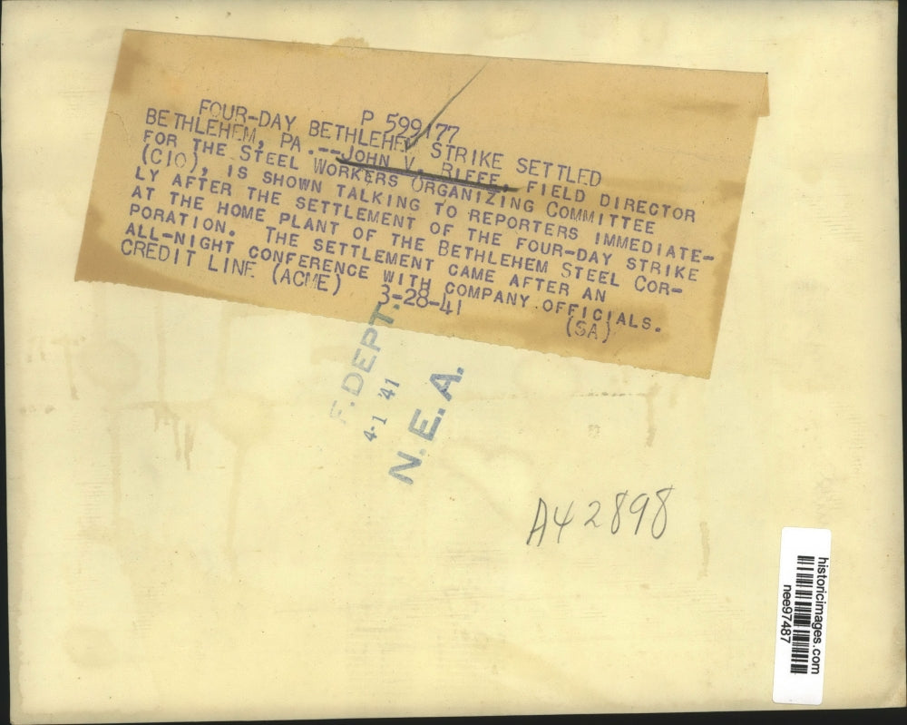 1941 Press Photo John V.Riff of Steel Workers Organizing Committee with reposter