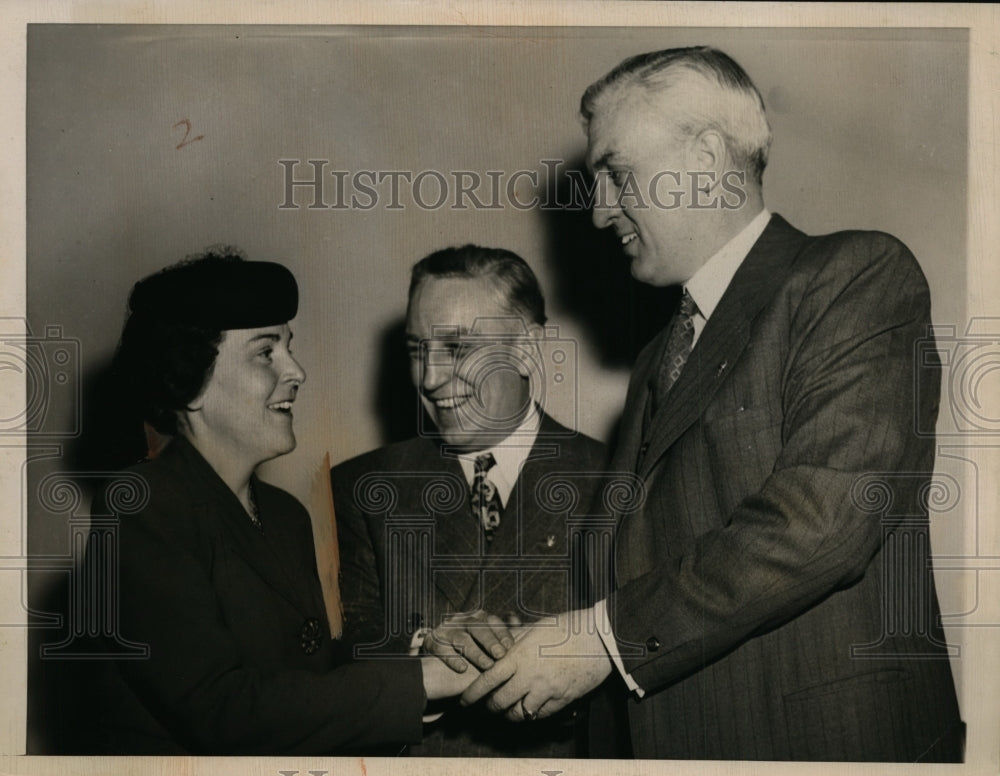 1944 Press Photo Mrs.Paul Douglas congratulated by other Democrats - nee97497
