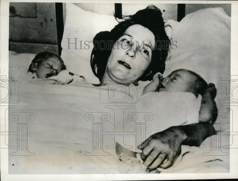 Load image into Gallery viewer, 1939 Press Photo Mrs.John Strohsnider show with his Fifteenth child Naomi &amp; Ruth

