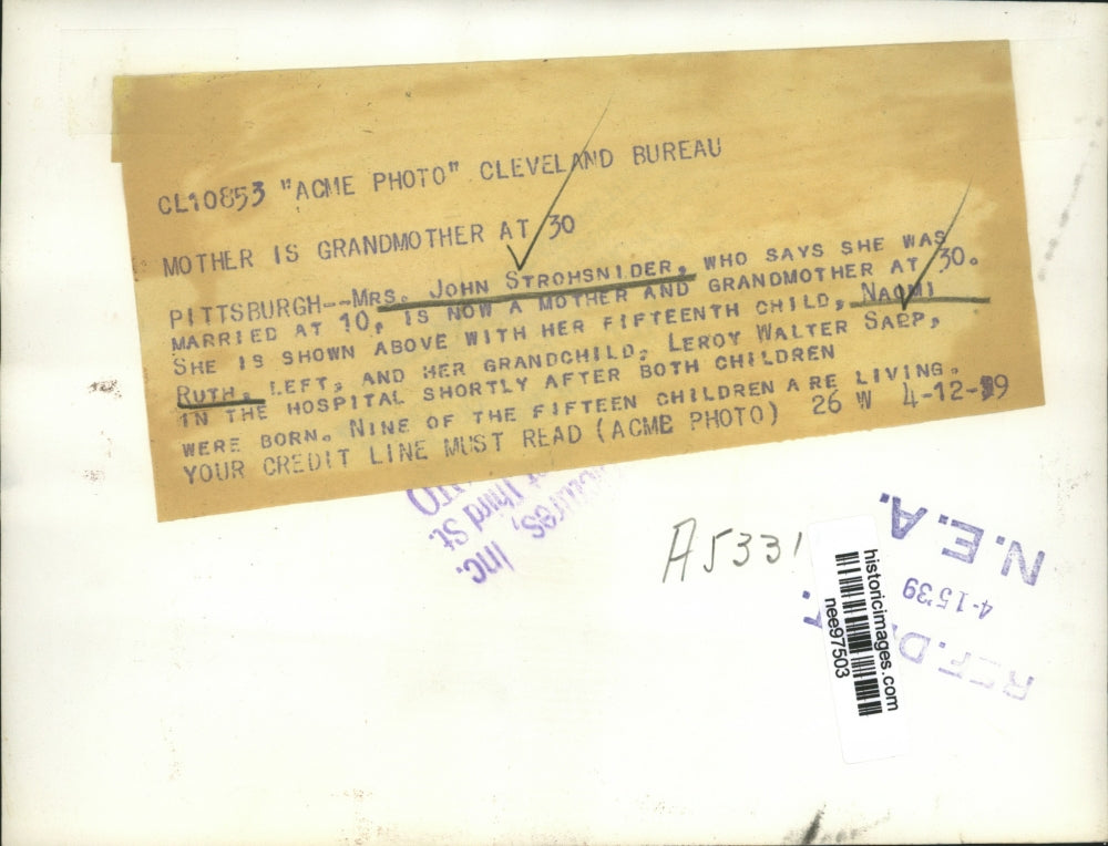 1939 Press Photo Mrs.John Strohsnider show with his Fifteenth child Naomi & Ruth