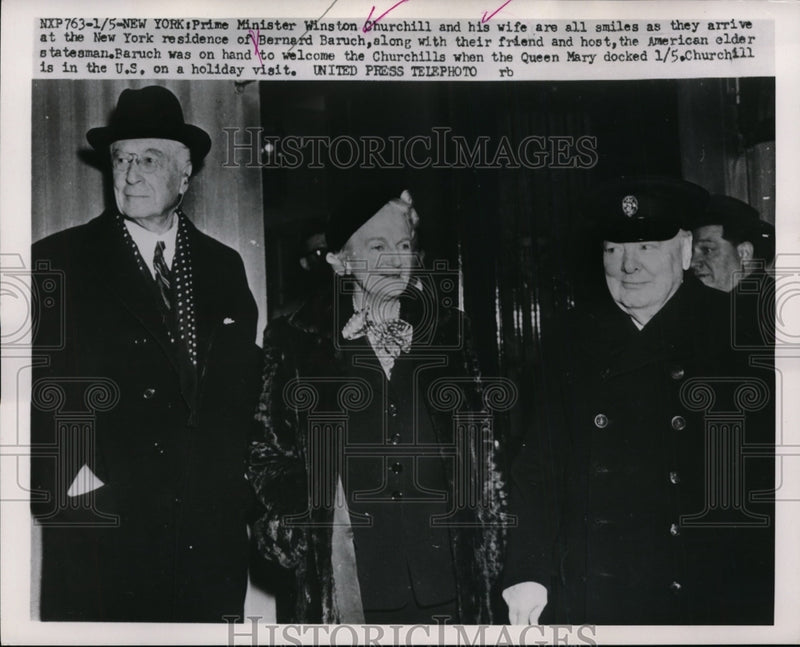 Load image into Gallery viewer, 1953 Press Photo Sir Winston Churchill and wife with Bernard Baruch in New York

