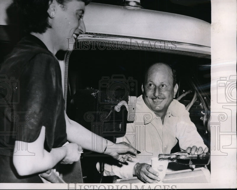 Load image into Gallery viewer, 1952 Press Photo Harry Newman N.Y.Taxicab driver with refreshment on his taxi
