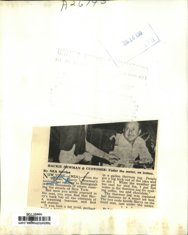 1952 Press Photo Harry Newman N.Y.Taxicab driver with refreshment on his taxi