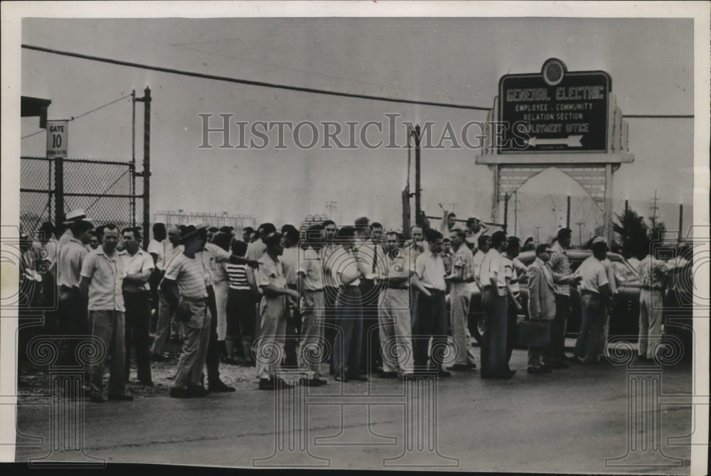 1952 Press Photo Mass picketing blocks the entrance of the GE Jet Engine Plant - Historic Images