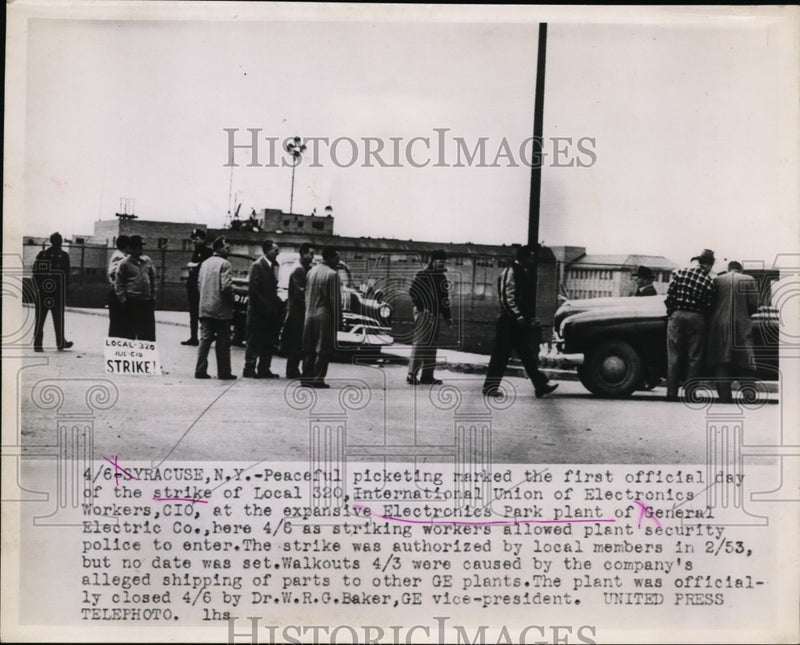 Load image into Gallery viewer, 1953 Press Photo Peaceful strike at the Electronics Park Plant of GE - nee97724
