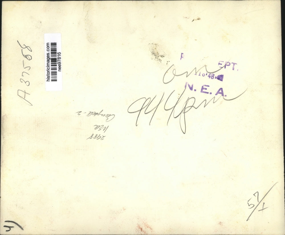 1948 Press Photo Hoard A.Smith of local 3931 Louisville presents a baseball Bat