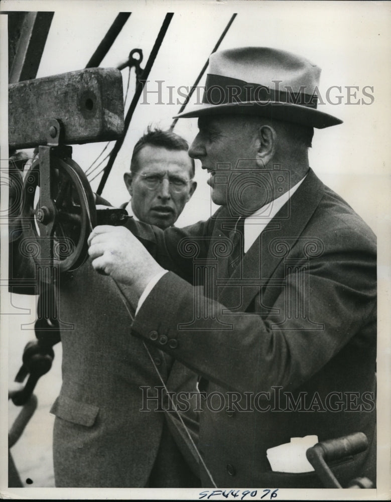 1938 Press Photo Capt.Richard R.Lukens, Geodetic Survey at Dredge demonstration