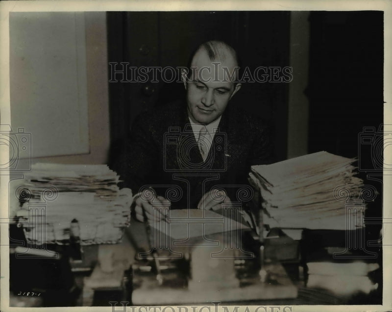 Load image into Gallery viewer, 1936 Press Photo Voice of Experience replies to thousand of letters - nee98001
