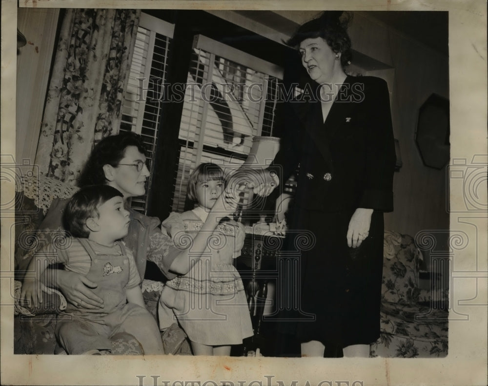 1944 Press Photo Mrs.Mary Rex Thompson received Initial Monthly Benefit Checks
