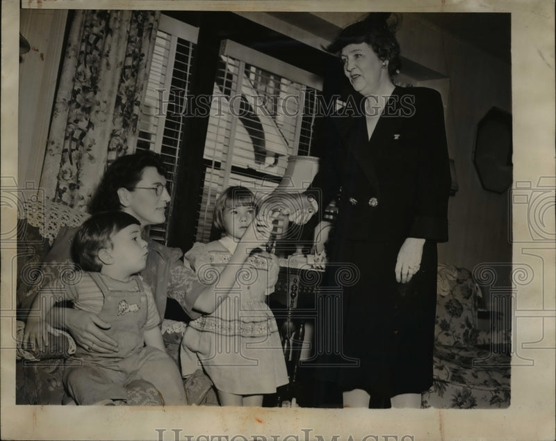 Load image into Gallery viewer, 1944 Press Photo Mrs.Mary Rex Thompson received Initial Monthly Benefit Checks

