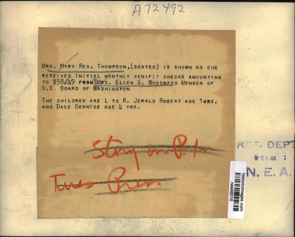 1944 Press Photo Mrs.Mary Rex Thompson received Initial Monthly Benefit Checks