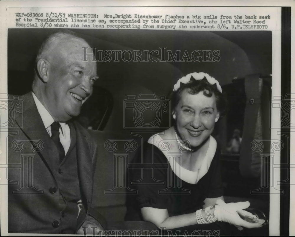 1957 Press Photo Pres.Dwight Eisenhower and wife leaves Walter Reed Hospital
